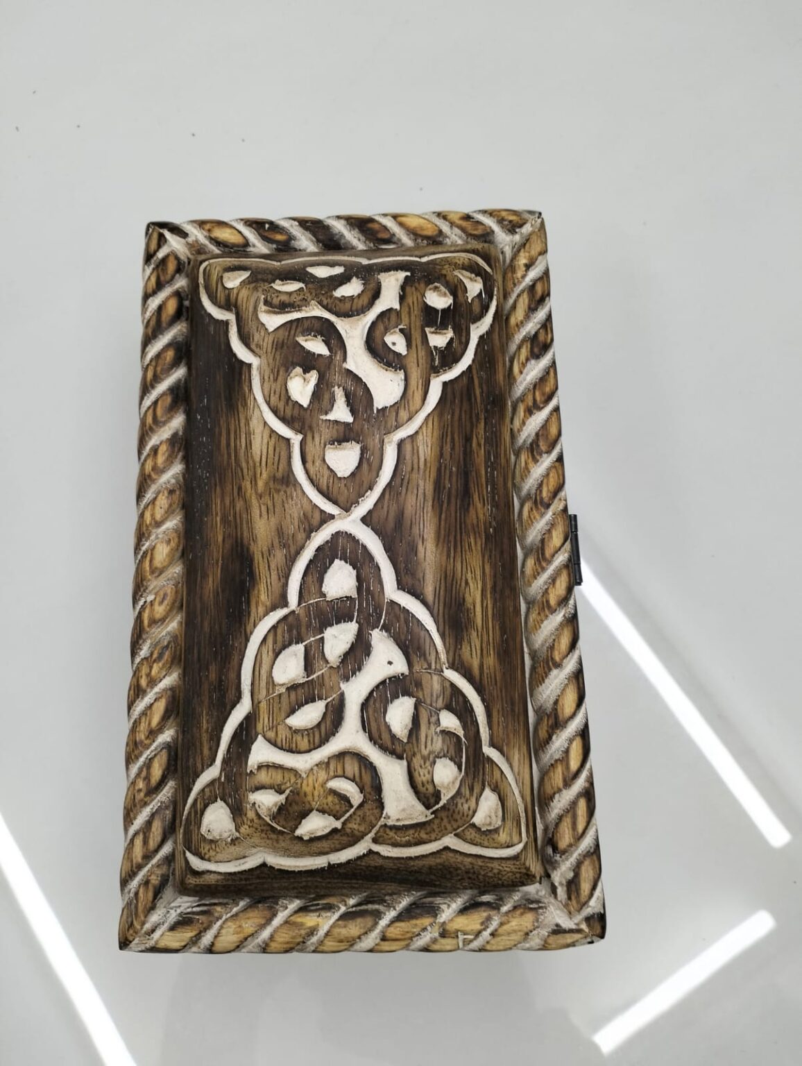 BE - Celtic Knot Carved - Tablewares - Image 6